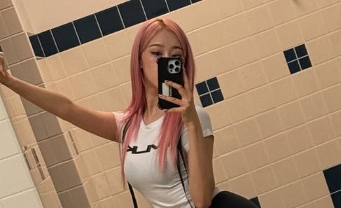 aespa・ジゼル、近況ショット公開「スタイル半端ない」「ピンク髪似合う」