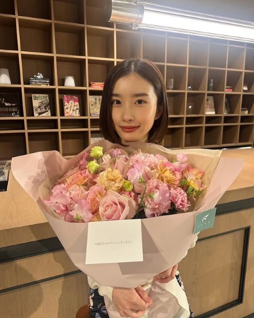 グラドル女優・安倍乙、25歳の誕生日をご報告！大きな花束に笑顔でパシャリ！