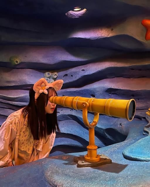 何かを発見！？日向坂46・上村ひなののディズニーショットが話題に