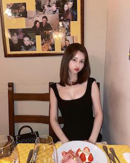 美人タレントがワイン爆飲み?!ほろ酔いショット公開で話題に