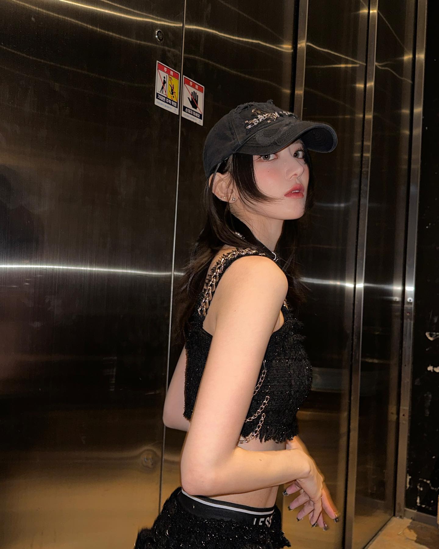 宮脇咲良、雰囲気ガラリ🕶クールなショットを公開📸「カリスマ✨🖤」