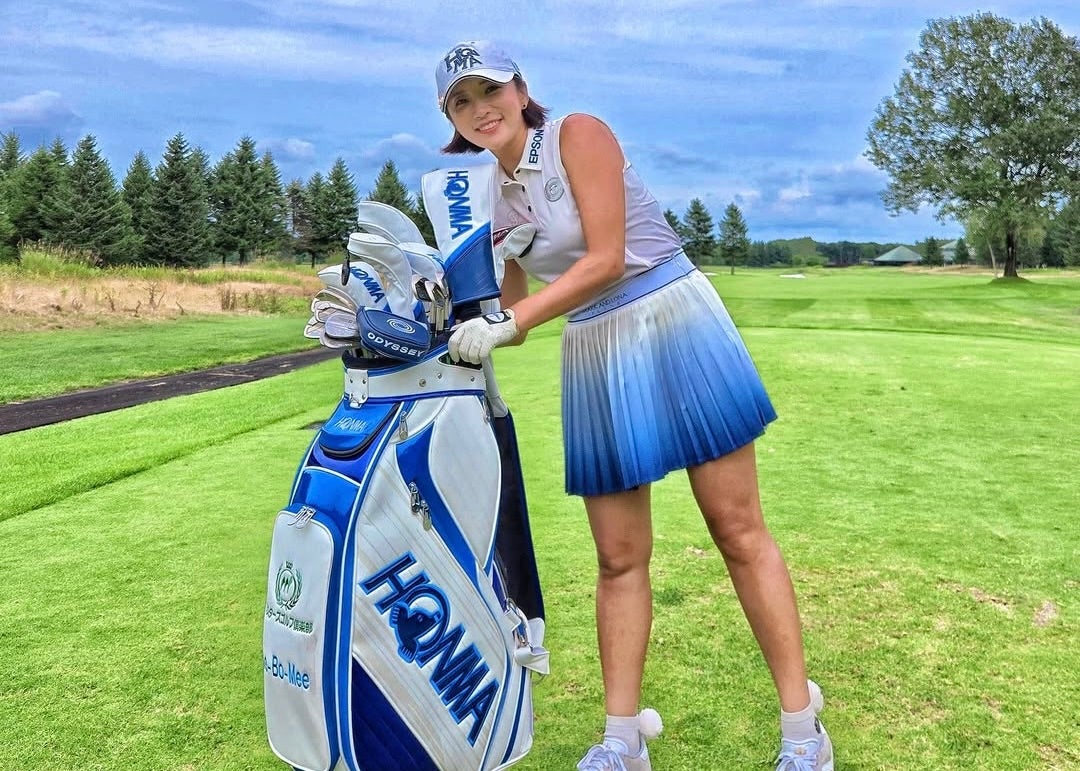 元賞金女王イ・ボミが魅せた“青のコーデ”、新しい相棒バッグも公開