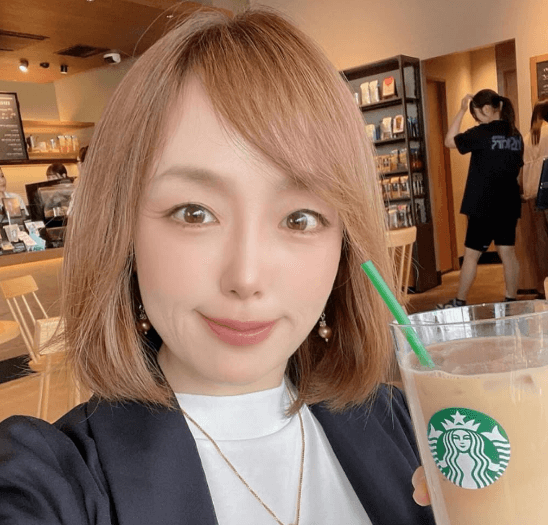 美女QOLアスリート、カフェタイムの”リフレッシュ・ショット”を公開！最近夢中になっている話題も