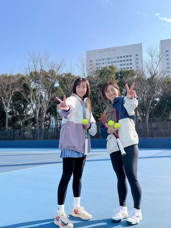 坂下千里子、憧れの土居美咲選手と夢のラリー！最高の写真を公開！