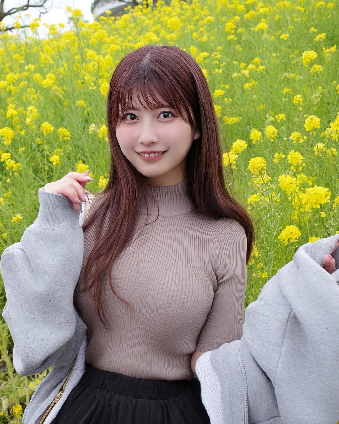 佐藤かれん、マザー牧場を満喫。菜の花をバックにしたショットが可愛いと話題に！