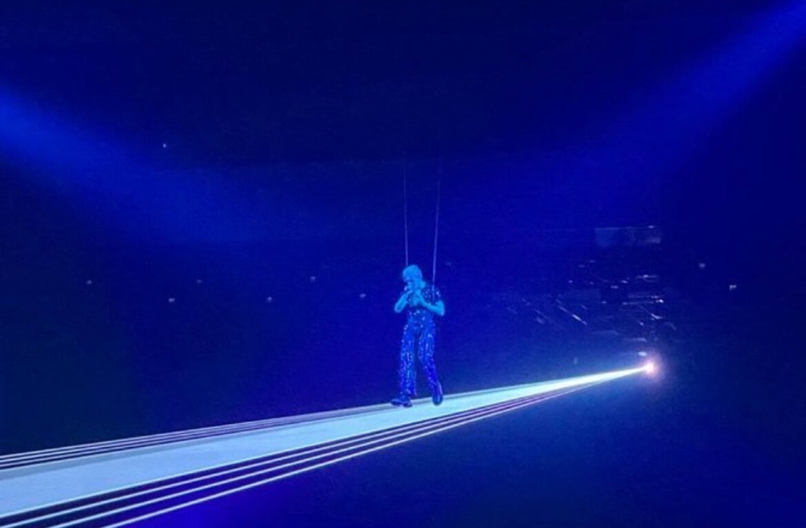 NCT・テヨン ソロコンサートのオフショットを公開💚💖「Taeyong will always look shining even in the dark✨」