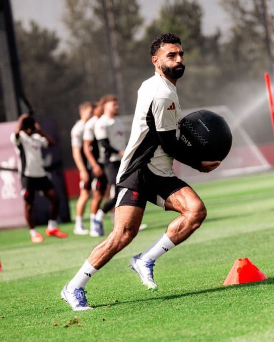 サラーがトレーニング姿を公開　鋭い眼差しと笑顔のひと幕