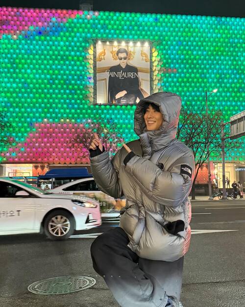 チャウヌがアンバサダーを務める広告の前でパシャリ！お茶目な姿に「ギャップがすごすぎる」と話題に