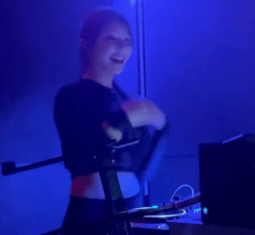 「ゴージャスで面白いモデルさんだ」才覚あふれる美女のDJが話題　動画公開にファン大熱狂