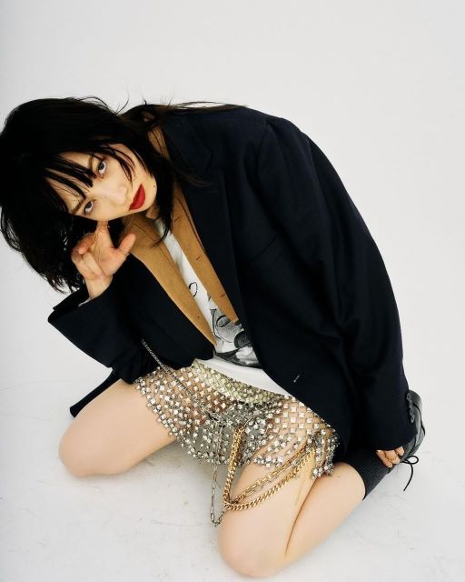 小松菜奈「美脚チラリ」最新ショットが美しすぎると話題！