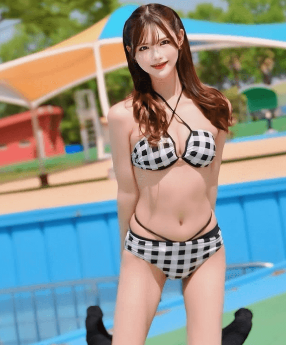 「女の子のファンの子が見たいって言ってくれたから…」元幼稚園教諭のRクイーン、”きらめく水着姿＆ハーフツイン”を披露！ファンときめく