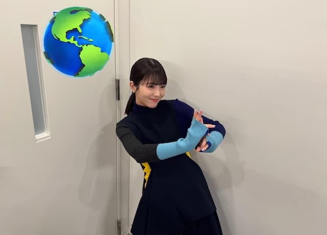 浜辺美波、「行列の出来る相談所」出演時のオフショットを公開！