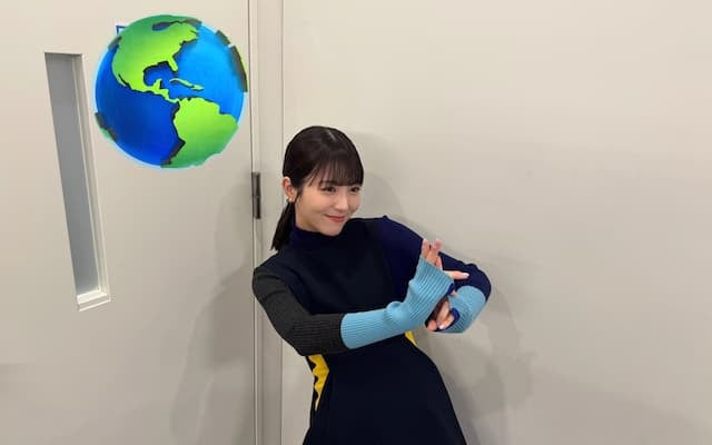 浜辺美波、「行列の出来る相談所」出演時のオフショットを公開！