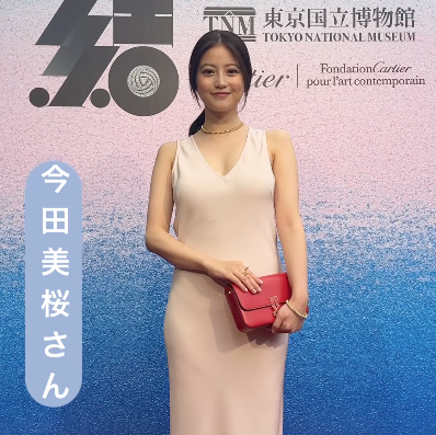 大人気女優のタイトなドレス姿が大注目！「私だったら部屋着...」との声も