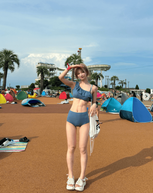 人気レイヤー・レイラ「頑張った」美腹筋ビキニショット公開！