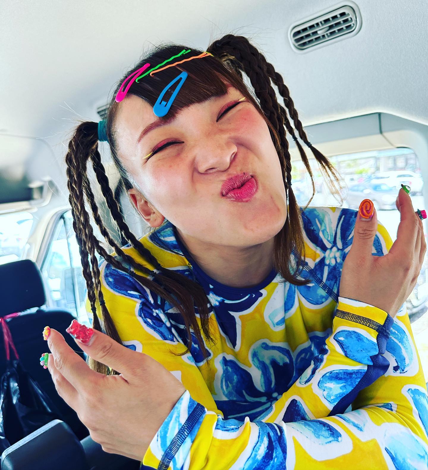 有吉弘行、芸人・フワちゃんの近距離ショットを公開。「みなさんにフワからお中元だよー💋」