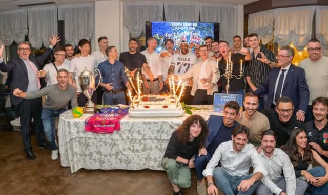 イタリアリーグ王者、ペルージャが巨大ケーキで優勝をお祝い！”あの人気選手”もニコニコ