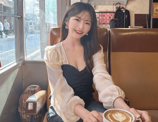 「凄く綺麗です」人気モデル、韓国女子旅へ！ピンクのガーリー店舗で見せたショットが美だと話題に「素敵で可愛いです」