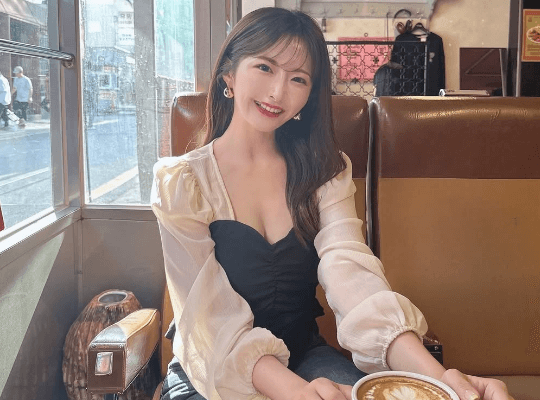 「凄く綺麗です」人気モデル、韓国女子旅へ！ピンクのガーリー店舗で見せたショットが美だと話題に「素敵で可愛いです」