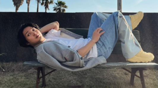 「爽やかすぎて反則！」磯村勇斗、春の日差し感じるオフショット公開にファン歓喜