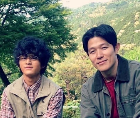 「同じポーズ！」鈴木亮平、映画で共演した若手俳優〇〇とのツーショットを公開！