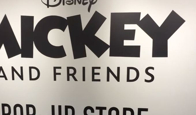 元モー娘。新垣里沙、渋谷で開催中のディズニーポップアップを満喫！