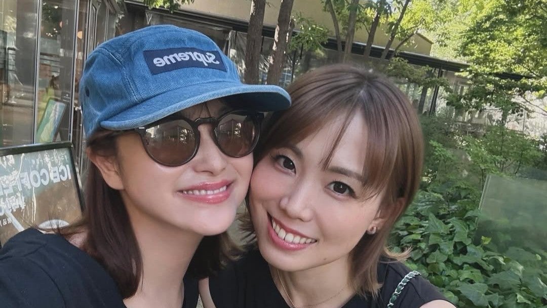 地元の美人友達と誕生日満喫…人気タレントの“幸せオフショット”