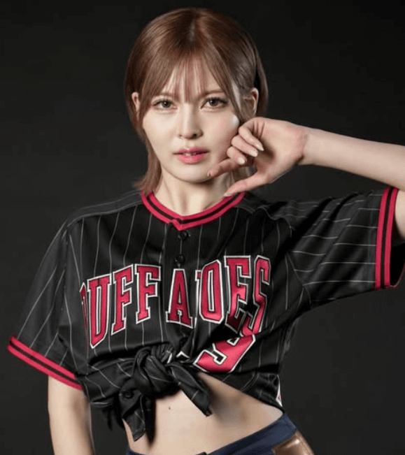 「新ビジュほんとにかわいい」美女チア、ブラック＆レッドの”ニューユニフォームショット”がアートのようだとファン絶賛！