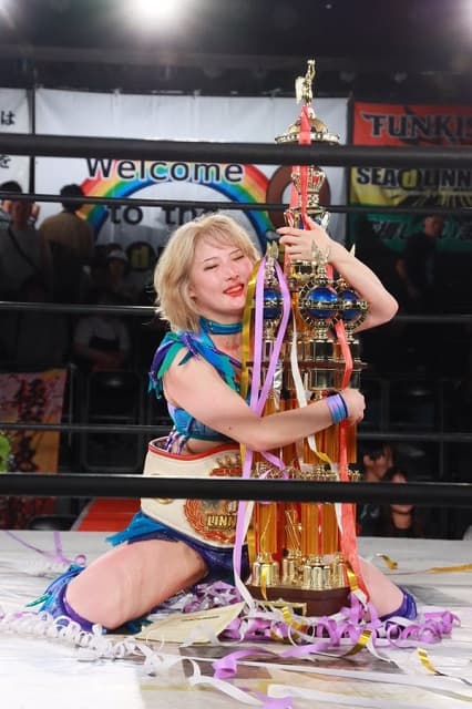 「手元に重い重いベルトもある…!!」女子プロレスラー・真琴が勝利を実感！VENYからベルト奪取