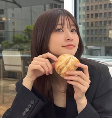 「餅になりてぇ」生見愛瑠、箸のオブジェに挟まれる不思議なショットを大公開！