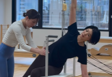 栗原恵、産後ピラティスで体の感覚を取り戻す！「さすが元全日本バレー」と絶賛の声！