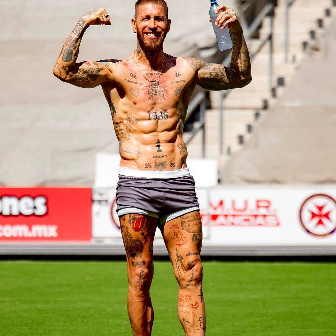 「ここまで脱ぐ？！」元スペイン代表のセルヒオ・ラモス、39歳とは思えぬ驚愕の肉体美を披露