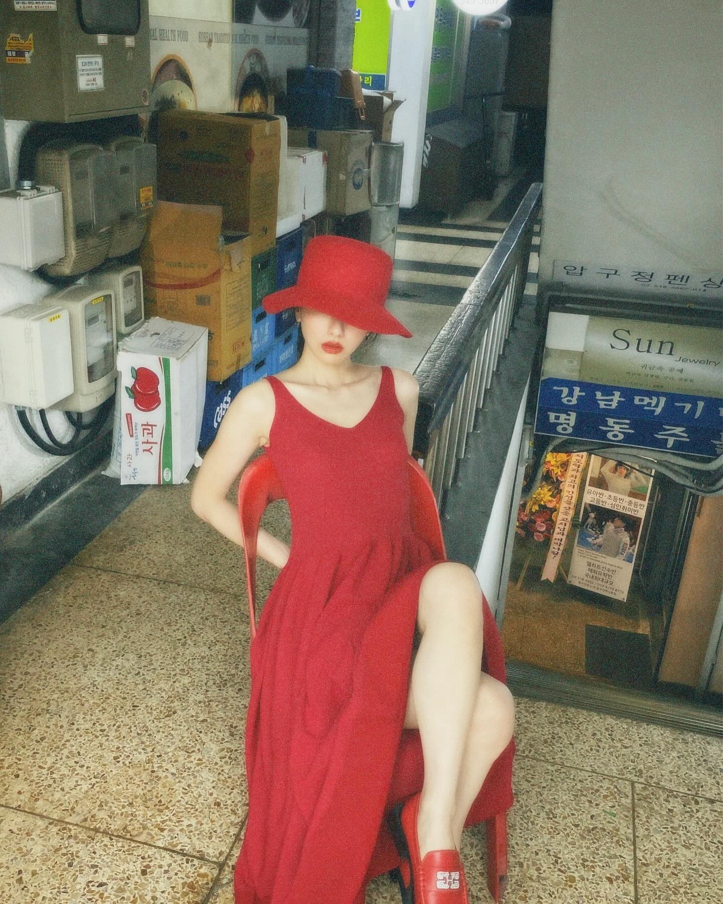 真っ赤なドレス姿の美女は誰？人気女優がSNSを更新