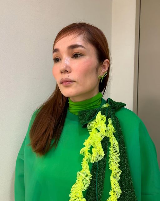 平野ノラ、全身グリーンで爆誕。街に現れた最強“緑のおばさん”