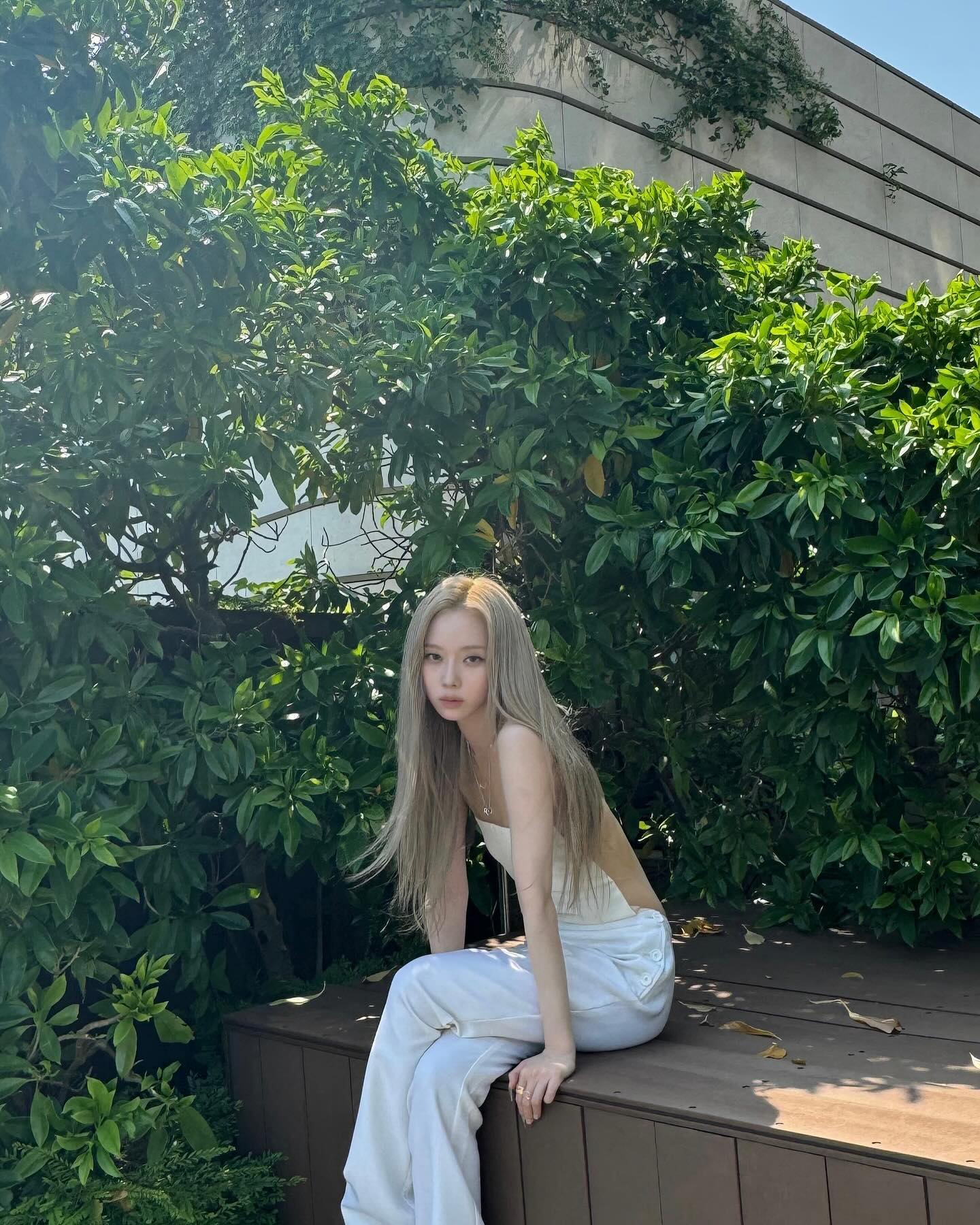 「白も黒もデニムもなんでも似合う」aespaウィンターが最新ショットを公開！