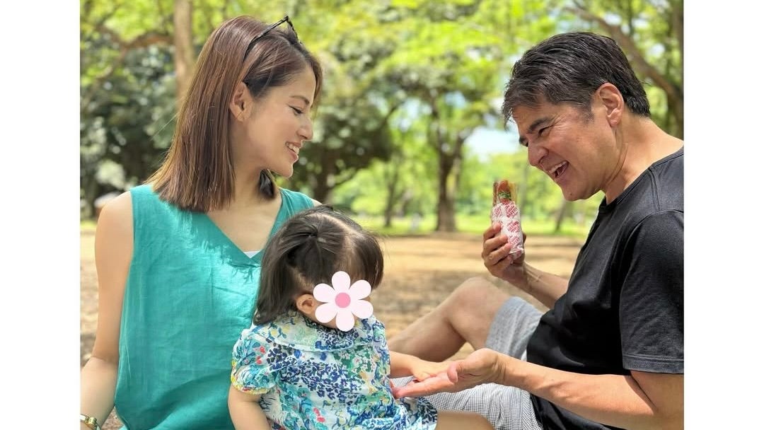 サッカー元日本代表〇〇、孫から「じいじ」と呼ばれ目尻下がりすぎ!?笑顔ショットに反響！「三世代！すてきなお写真でお顔がニヤケます」