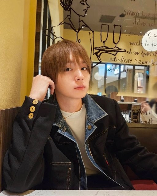 伊野尾慧の透明感がまぶしすぎる午後。カフェの穏やかな光の中で見せた無防備な横顔