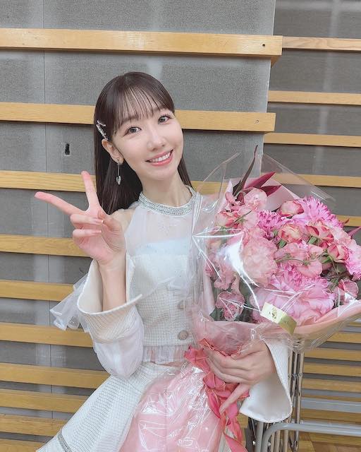 柏木由紀、花束片手に笑顔でピースサイン「夢のような一夜でした！！😭」