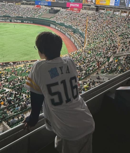 「ビジュ良すぎる」川崎鷹也が福岡ソフトバンクホークス試合前ライブ出演を報告！ユニホーム姿披露にコメント集まる