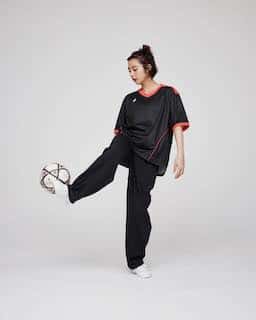 サッカーをする池田エライザにファンが称賛✨💕📸「ナイスシュート⚽️✨」