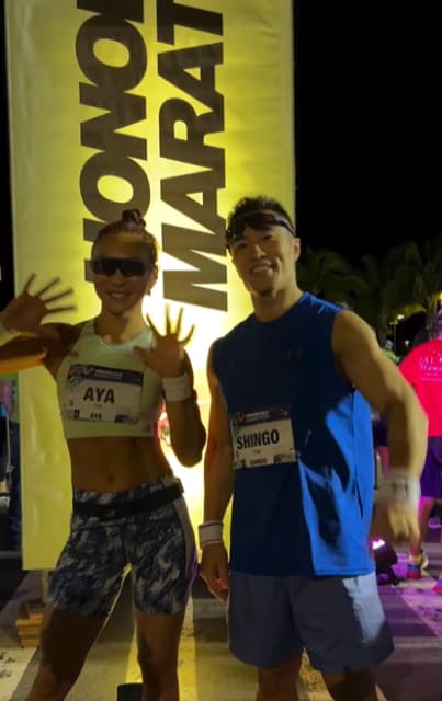 「手繋ぎでゴール素敵」フィットネストレーナーAYAがホノルルマラソンを夫婦で完走！