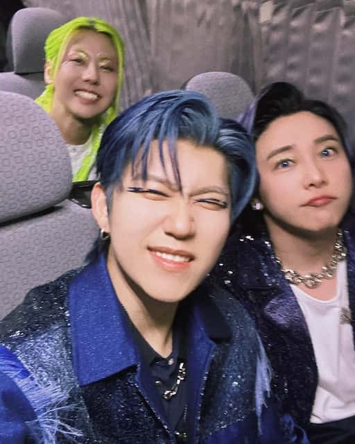 Mrs. GREEN APPLE・若井滉斗がライブのオフショット披露！特徴的なメイクが話題に