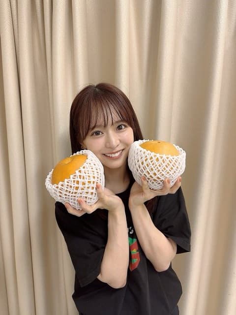 AKB48 メンバーがアイドル仲間から大好きな梨をもらう！キラキラな笑顔を投稿