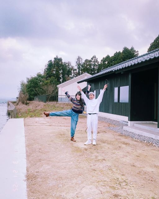 吉岡里帆、能登の海辺で満開スマイル。復興と希望を結ぶブックカフェで心ほどけた出会い