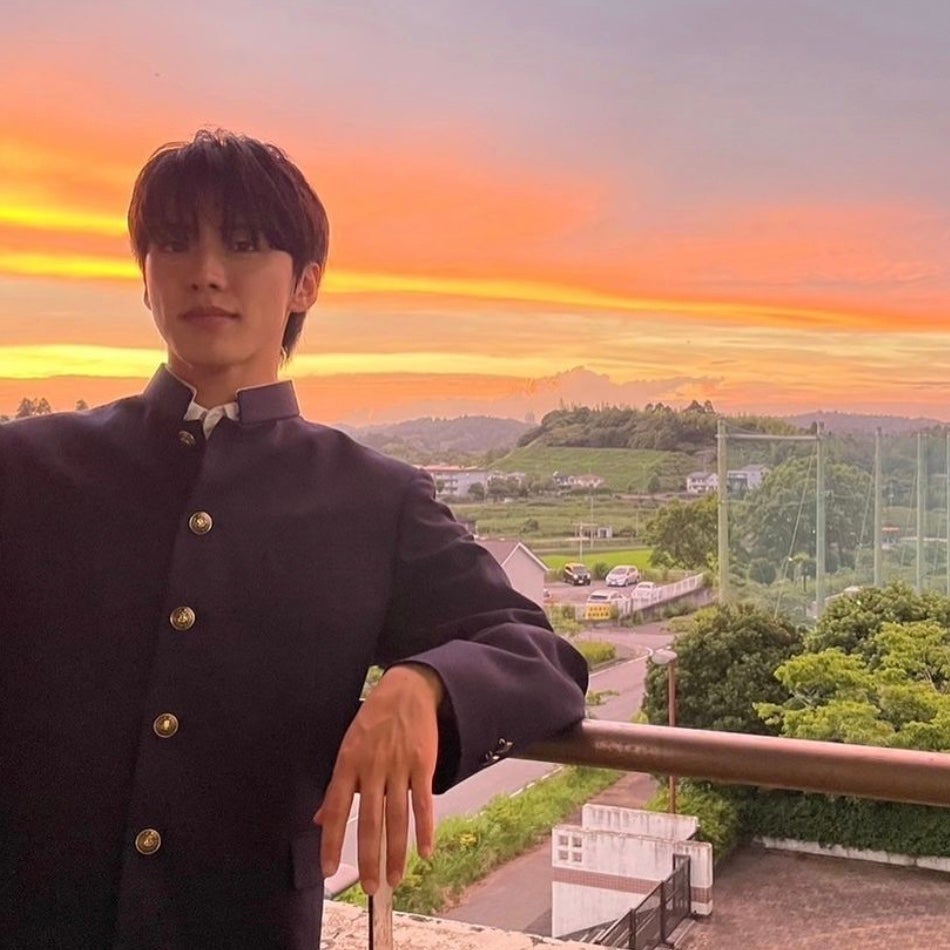 人気アーティストの学生服姿が話題に！