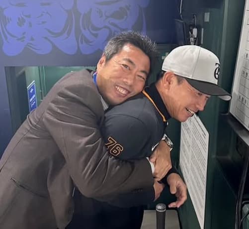 「あー貴重！」上原浩治、同期入団・巨人コーチの〇〇との仲良しツーショットを披露！