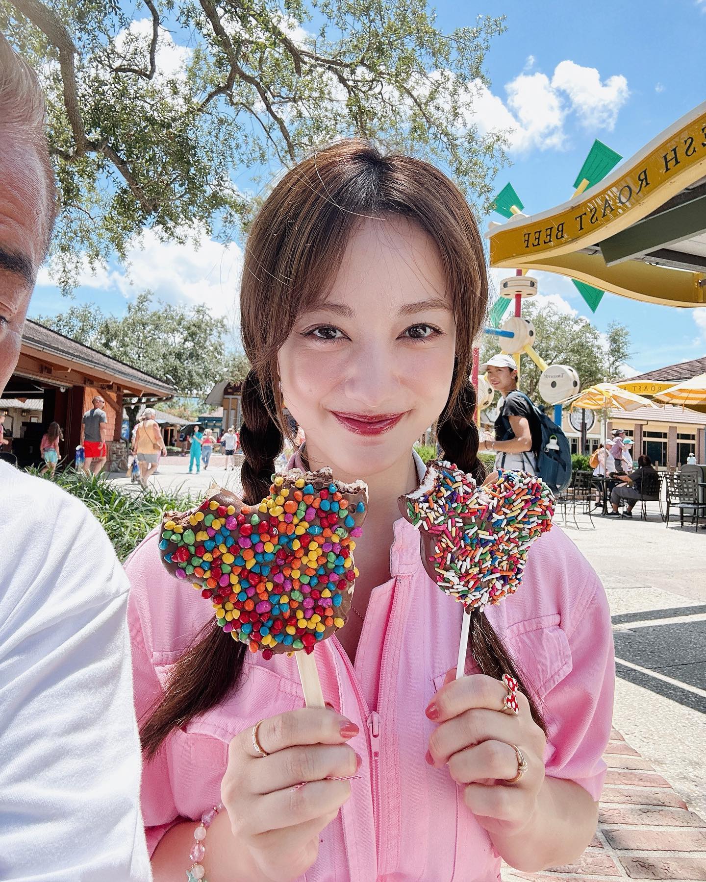 谷まりあ「出川のてっちゃん♡撮ってくれました🤣」フロリダディズニーでのショットを公開💕