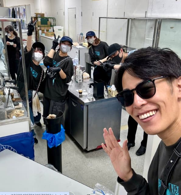 東海オンエアりょう経営カフェ、催事出店で大盛況！！乗り切ったスタッフと笑顔の1枚