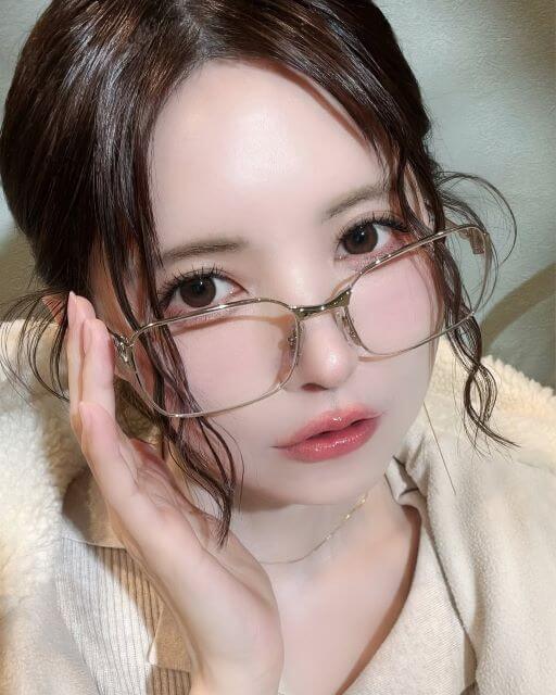 眼鏡×無敵の透明感！益若つばさの最新セルフィーがバズる！