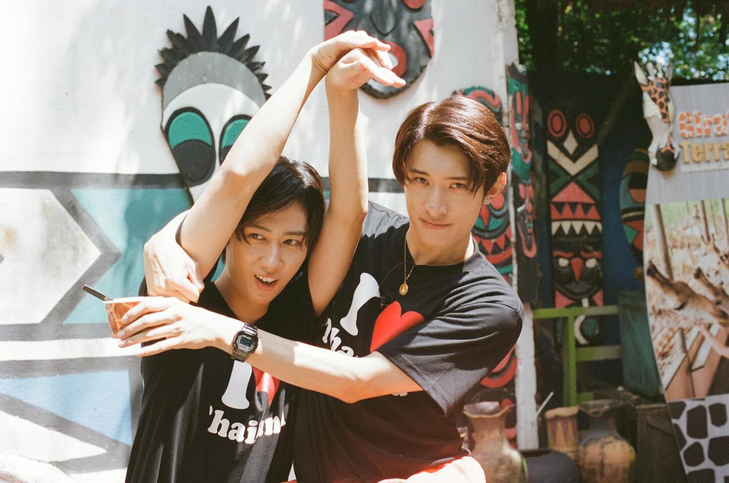 Snow Man・阿部亮平、向井康二の謎のポーズが話題⁉︎「早く放送観たい🙌✨」